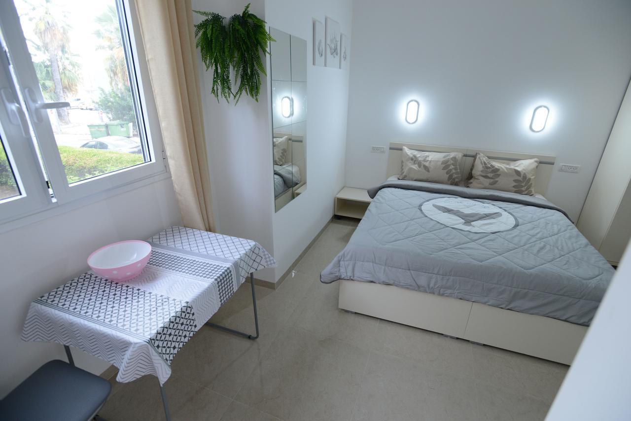 Olga Beach Apartment 28 Haifa Buitenkant foto